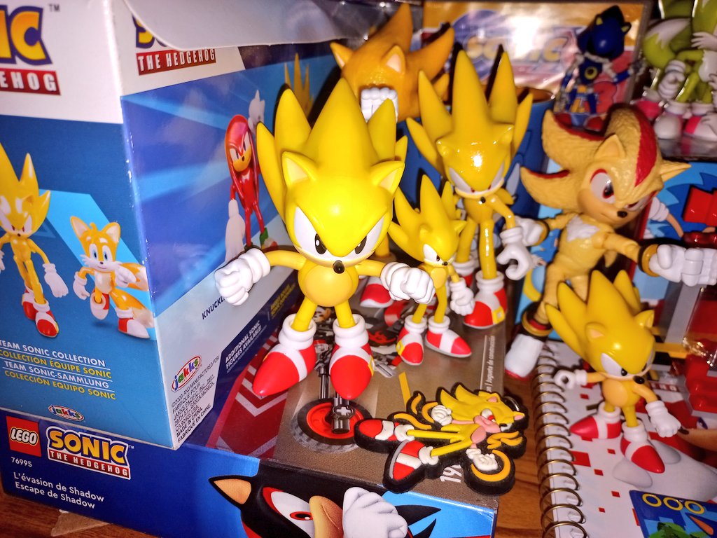 pumpk_miss's tweet image. Esse mês eu tbm consegui o super sonic clássico, agora só falta o super shadow e silver para ter todos os supers 

#supersonic #sonic #collectiblefigures 
#sega