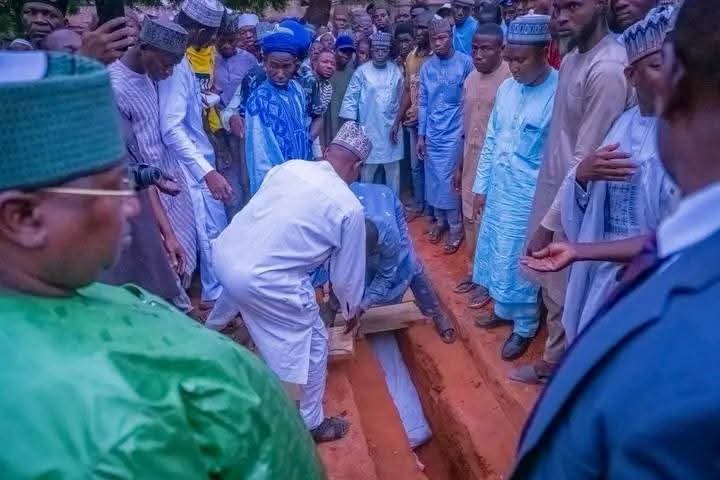 underworld_09's tweet photo. Kebbi Assembly Speaker Muhammad Usman-Zuru laid to rest in Zuru hometown.

May his gentle soul rest in perfect peace 🕊️. https://t.co/ox4W00aBWs