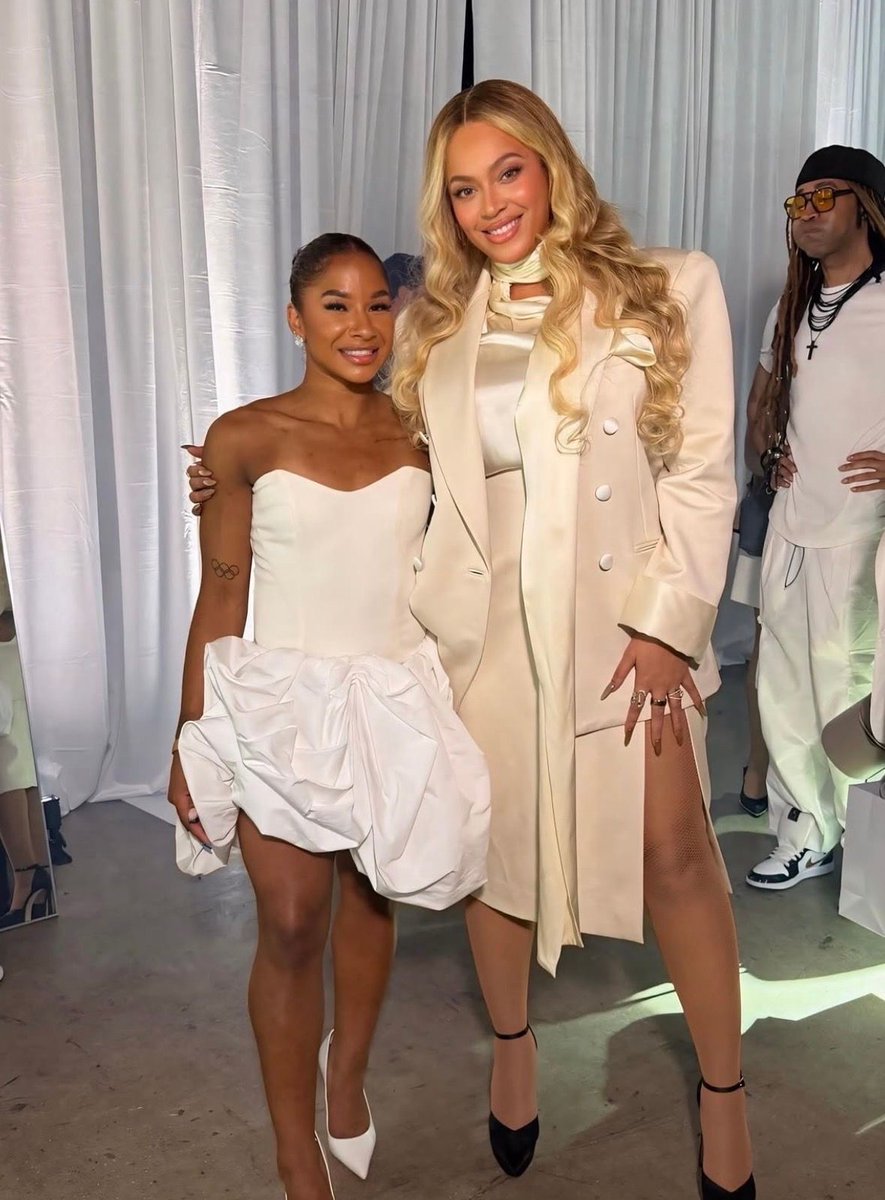 glittermagazine's tweet image. Jordan Chiles and Beyoncé look gorgeous in new photo from CÉCRED event. 🤍

#JordanChiles #Beyoncé