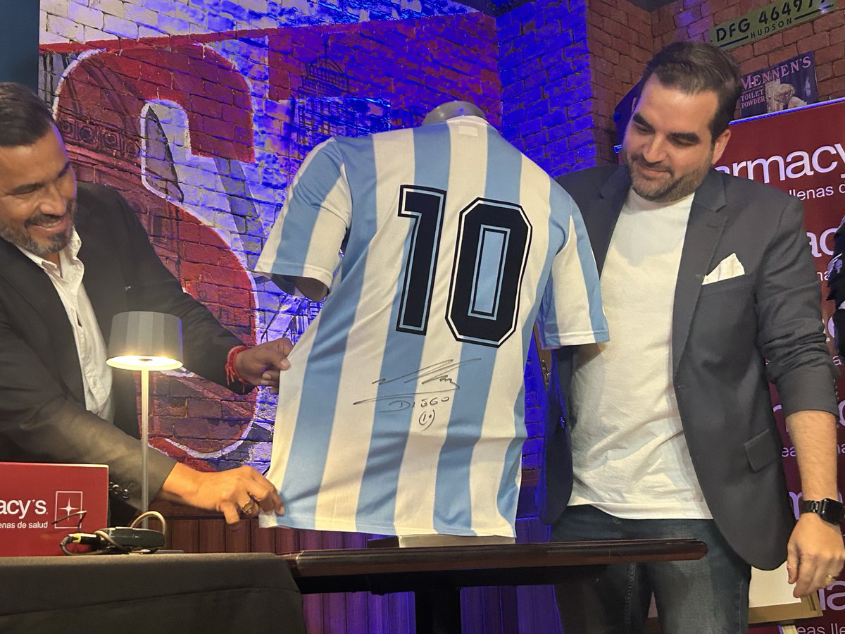 fbejarano01's tweet photo. EXPOGOL 2026 del 24 al 26 de abril en Expoplaza,la gran convención del futbol que reunirá piezas coleccionables de Messi, Maradona y Cristiano Ronaldo…. https://t.co/tdM3VUmlmW