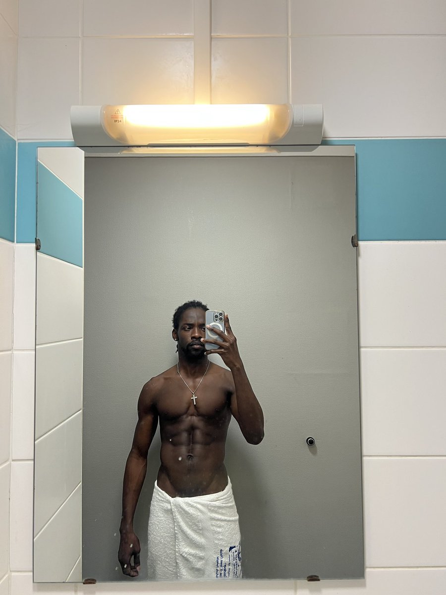 Who's only RT, like and send a Dm let's be friends 🌚
