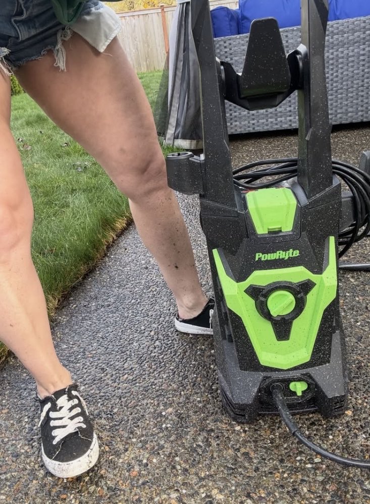 ElizabethWhr's tweet photo. I look like an absolute messsss but holy macaroni I found my calling in life!!!!! PRESSURE WASHING!! I spent 3 hours today pressure washing my backyard and I LOVED EVERY BIT OF IT!!! So0000000 much fun!!!!!! https://t.co/9KQ8l8EJNv