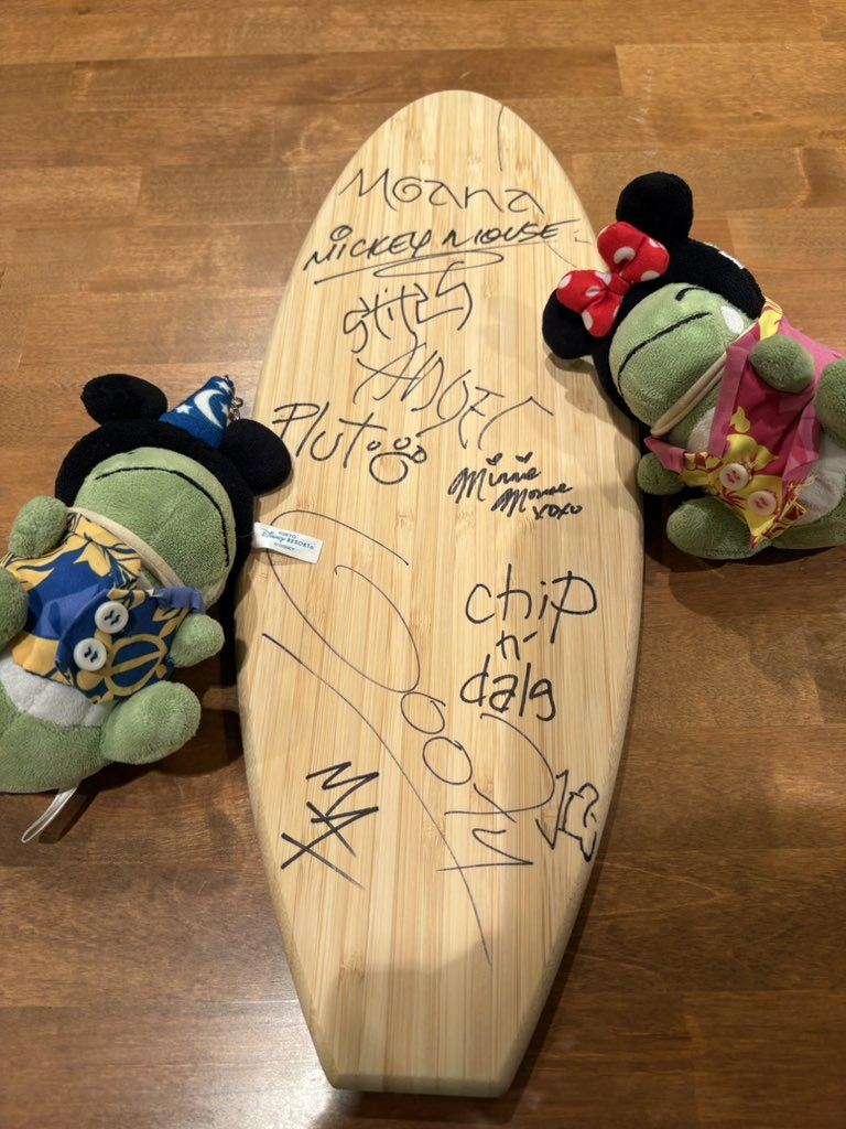 アウラニで沢山キャラグリしてきた〜 竹製のサーフボード型サイン帳に