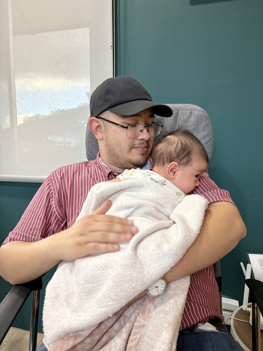 Mi hija vino a visitarme a la oficina hoy 🩷