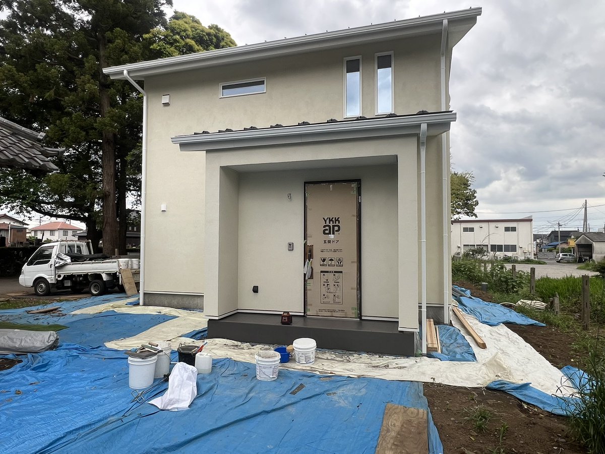 aoyamaGo's tweet photo. おはようございます。
笑う家には幸きたる
青山都市建設足立です。

春先は大風が吹いたり、雨降りの日がよくありますね。
気温は過ごしやすく、
明日の気温は、27〜28度予想と訳のわからない気候変動です。
初夏に向かっています。

さて現場は、
玄関タイル工事をしています。鮫肌で滑るにくいタイルです。
室内は、快適で��木の匂いがします。

「我孫子市で最高水準の断熱性能（UA値0.23 / 断熱等級7）を実現する
青山都市建設」