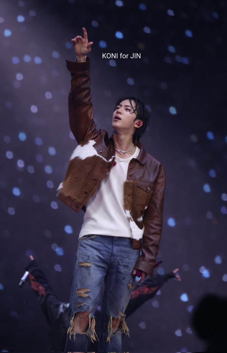 KingSeokjinBr's tweet photo. Ninguém deveria ter o direito de ser tão lindo assim.

Mentira, Seokjin tem passe livro pois a beleza externa só reflete o quão lindo ele é por dentro.

SIREN JIN ON STAGE
#BTS_WORLDTOUR_ARIRANG
#BTS_WORLDTOUR_ARIRANG_GOYANG https://t.co/5nIiofnPha