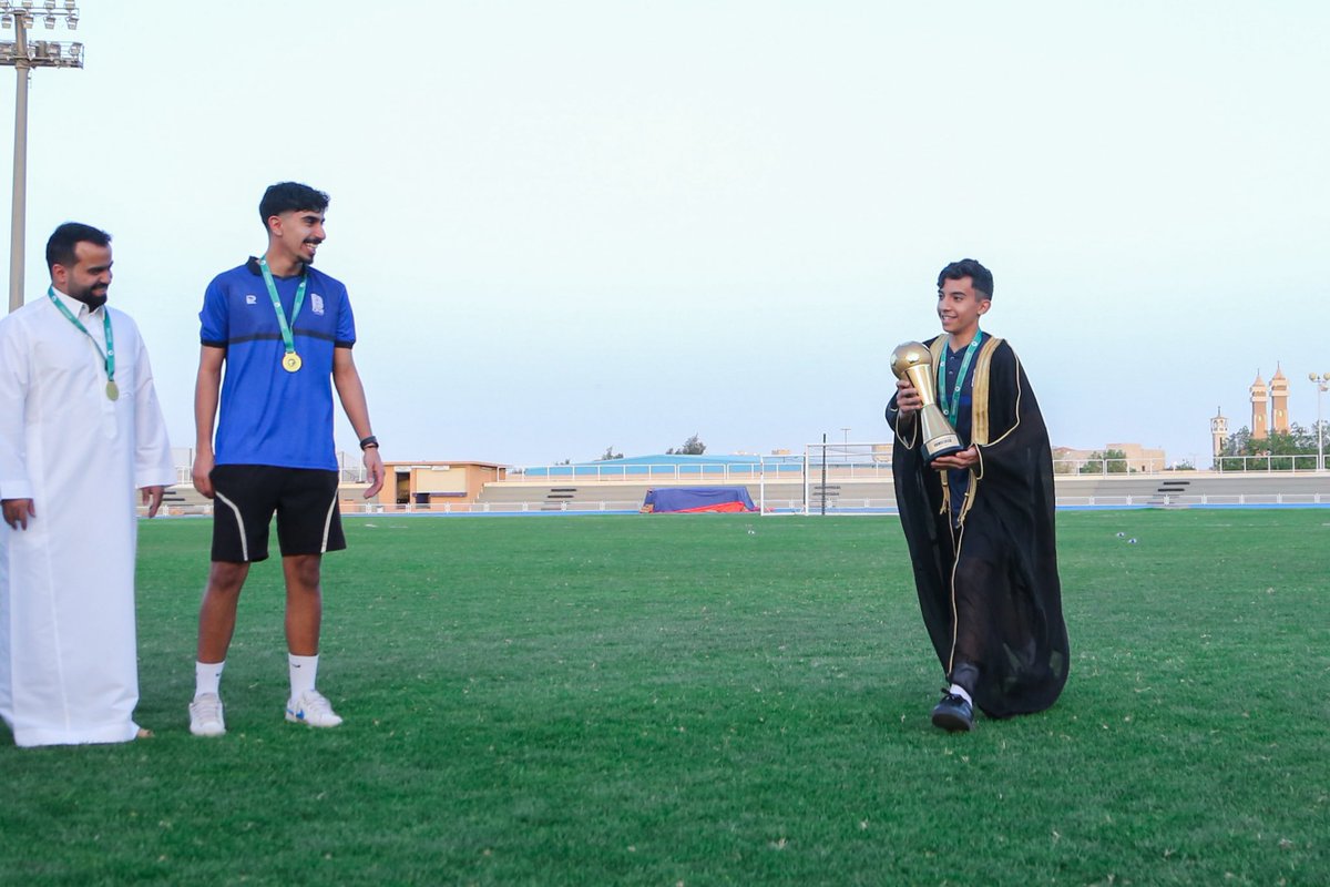 eabdallah1417's tweet photo. للتوضيح فقط

اسم اللاعب هو رواف العقل، ما شاء الله عليه لاعب مميز جدا وإذا استمر بهذا المستوى في السنوات القادمة إن شاء الله نشوفه في كأس العالم 2034
مع منتخبنا باذن الله https://t.co/DroZ67fM6p