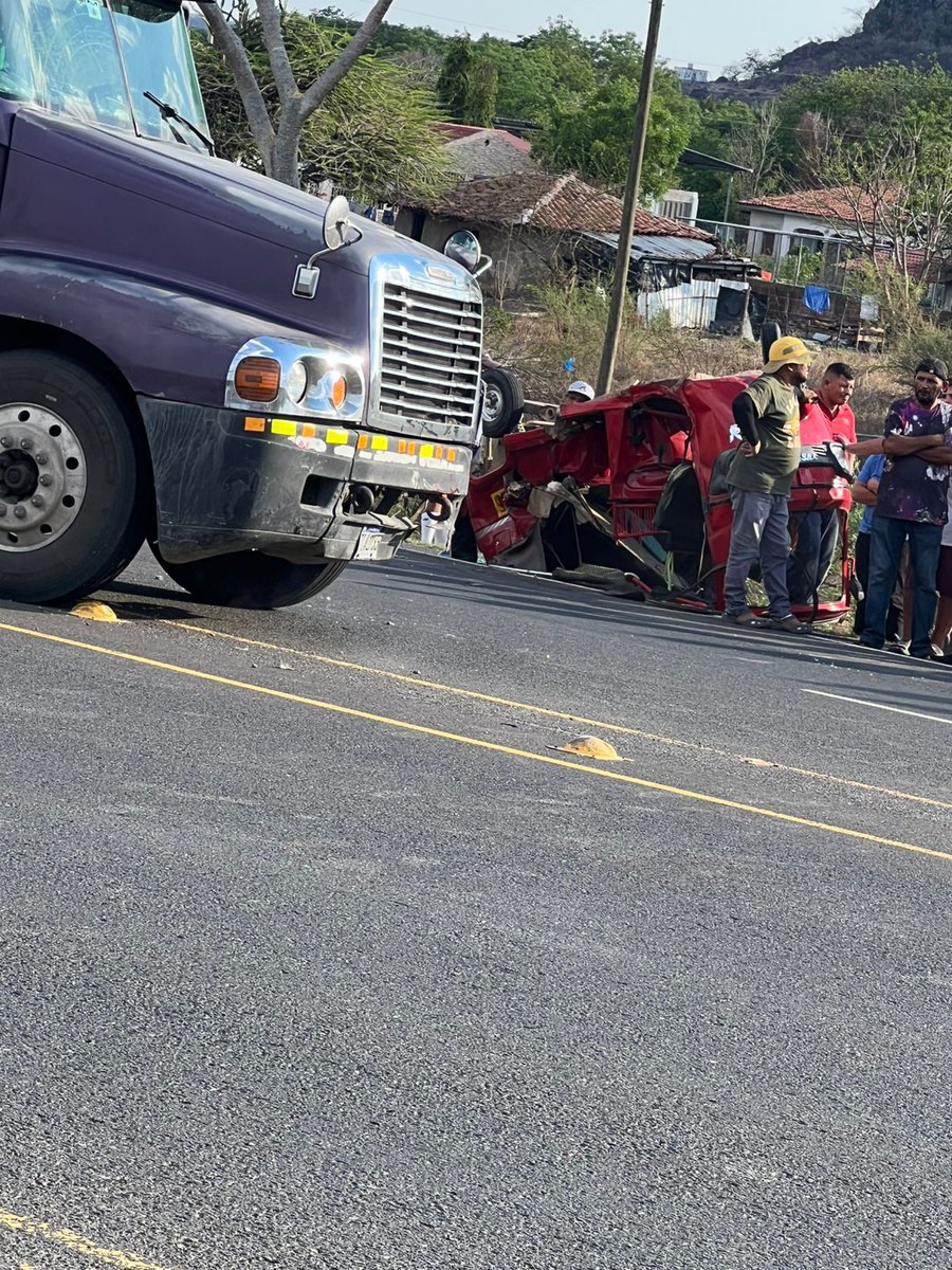 #NOTICIAS #CHTV #SUCESOS 

👉🚨 Choque entre rastra y mototaxi deja tres heridos en Valle

Tres personas resultaron heridas tras un accidente de tránsito entre una rastra y una mototaxi en Aramecina, Valle. En el vehículo liviano se transportaban Marcial Bustillo, Román Cuevas y