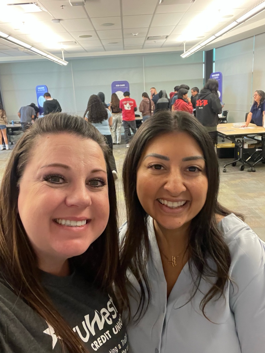 TruWestCU's tweet image. 🌵 Yesterday @TruWestCU Union banned together with other Arizona credit unions to bring #BiteOfReality to 150+ high school seniors!

💡 Students took on real-world budgets with careers, salaries, and everyday expenses—quickly learning how fast it all adds up.

#TeachKidsMoney
