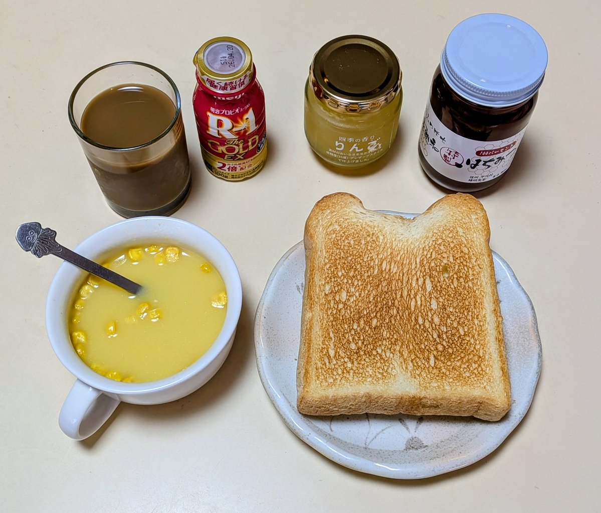 ko2_fukuchan's tweet image. おはようございます🌧️
4/10信州の田舎街
最低気温10℃
最高気温17℃(予想)
朝食はパン派です。ヤマザキのダブルソフト! 美味しいですよね?!
リンゴジャムと蜂蜜がよく合います😋
#朝食 #パン派 #R１
#ヤマザキダブルソフト