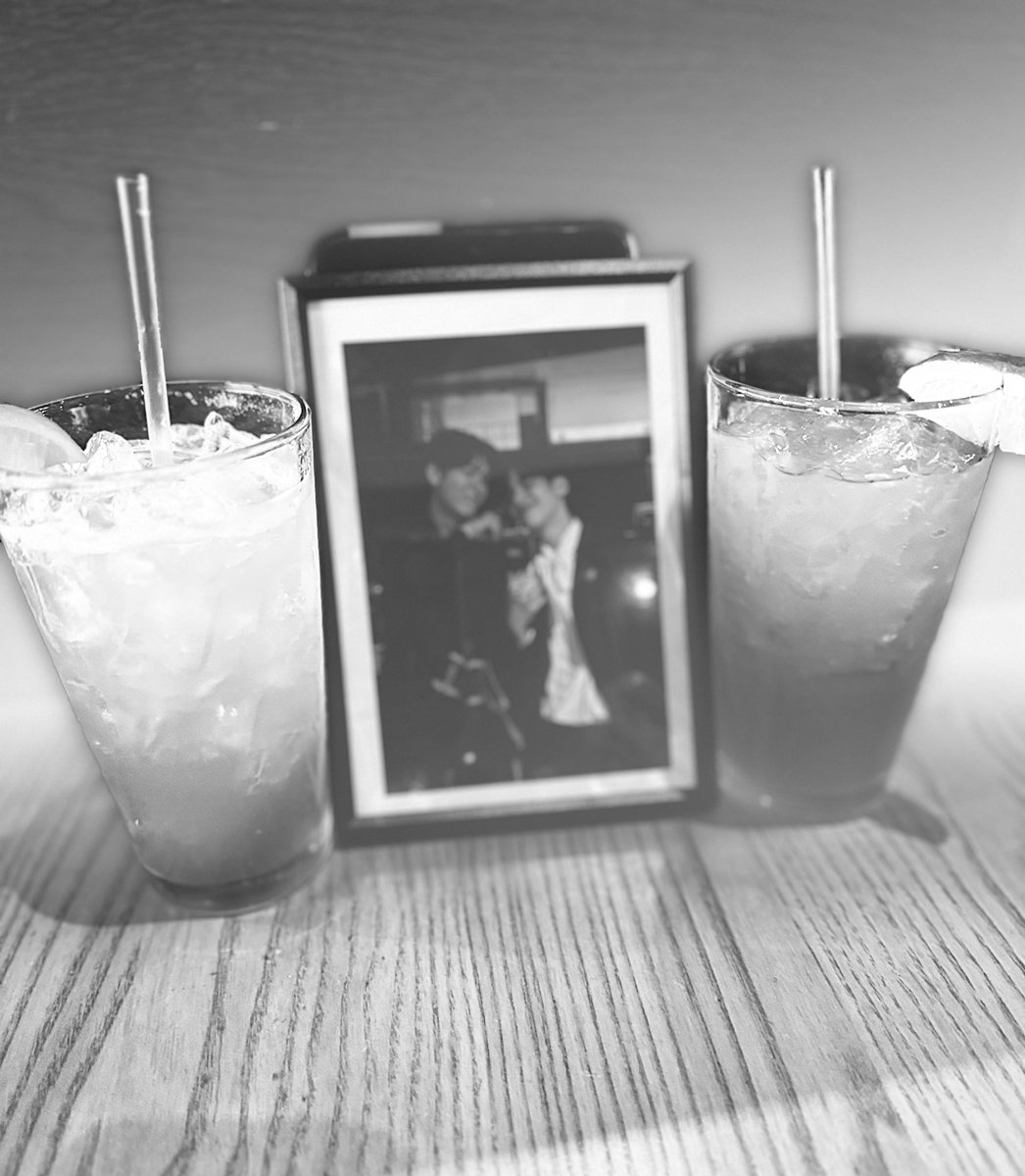 me and oomf are mourning jimmyohm divorce at chili’s