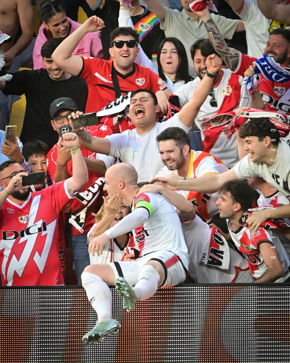 RayoVallecano's tweet photo. Primero lo sueñas, luego lo vives 😍

#SigamosSoñando https://t.co/uH2pJCcFWr