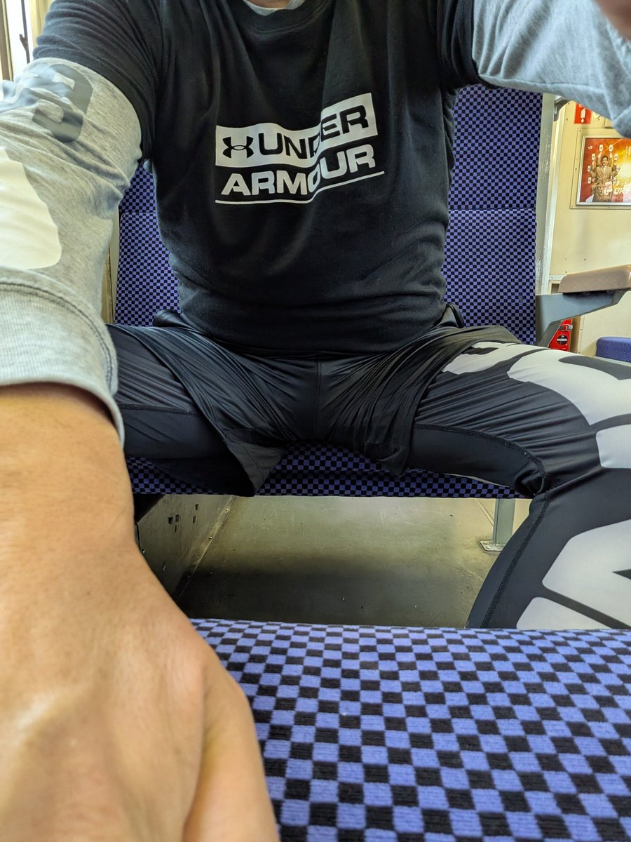 MateYuntaku's tweet image. 🍃おはようごさいます☔
荒天予報、台風１号発生🌀
『皆様ご安全に善い週末を…』
♯ローカル線　♯ボックスシート
♯UNDER ARMOUR　野郎