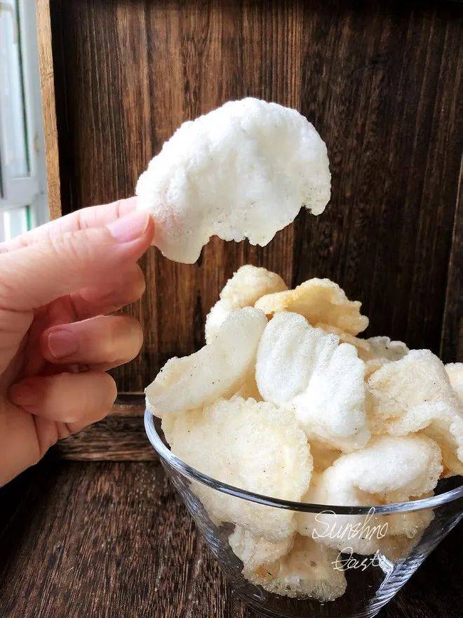 xandiOsantos's tweet photo. Tested u0026 Tasted: Crispy Garlic Shrimp Chips!  Crunchy, garlicky, zero weird additives—perfect for 3pm slumps or party snacks. Pro tip: Pair with iced tea for max flavor.   #SnackReview #CleanEating #TastyFind https://t.co/oxNbEgq4S4