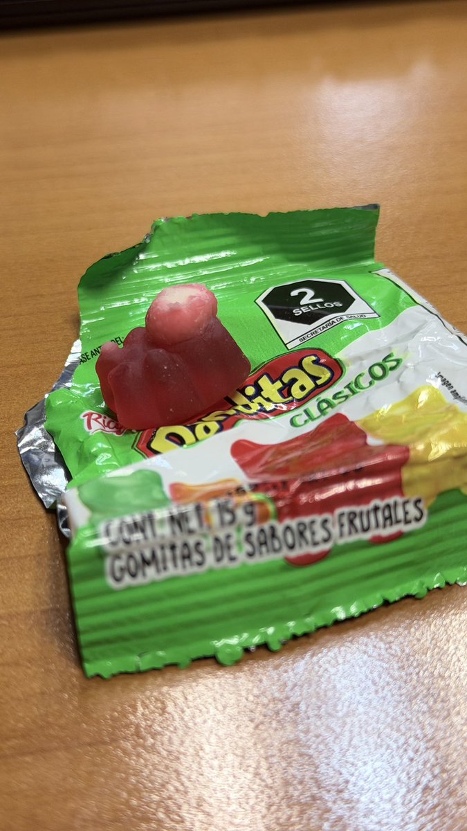 FilibertoZepda's tweet photo. Hoy estaba comiendo un paquete de panditas mini y me salió esta pandita con un objeto raro pegado a ella @RicolinoMX https://t.co/crysz10nT3