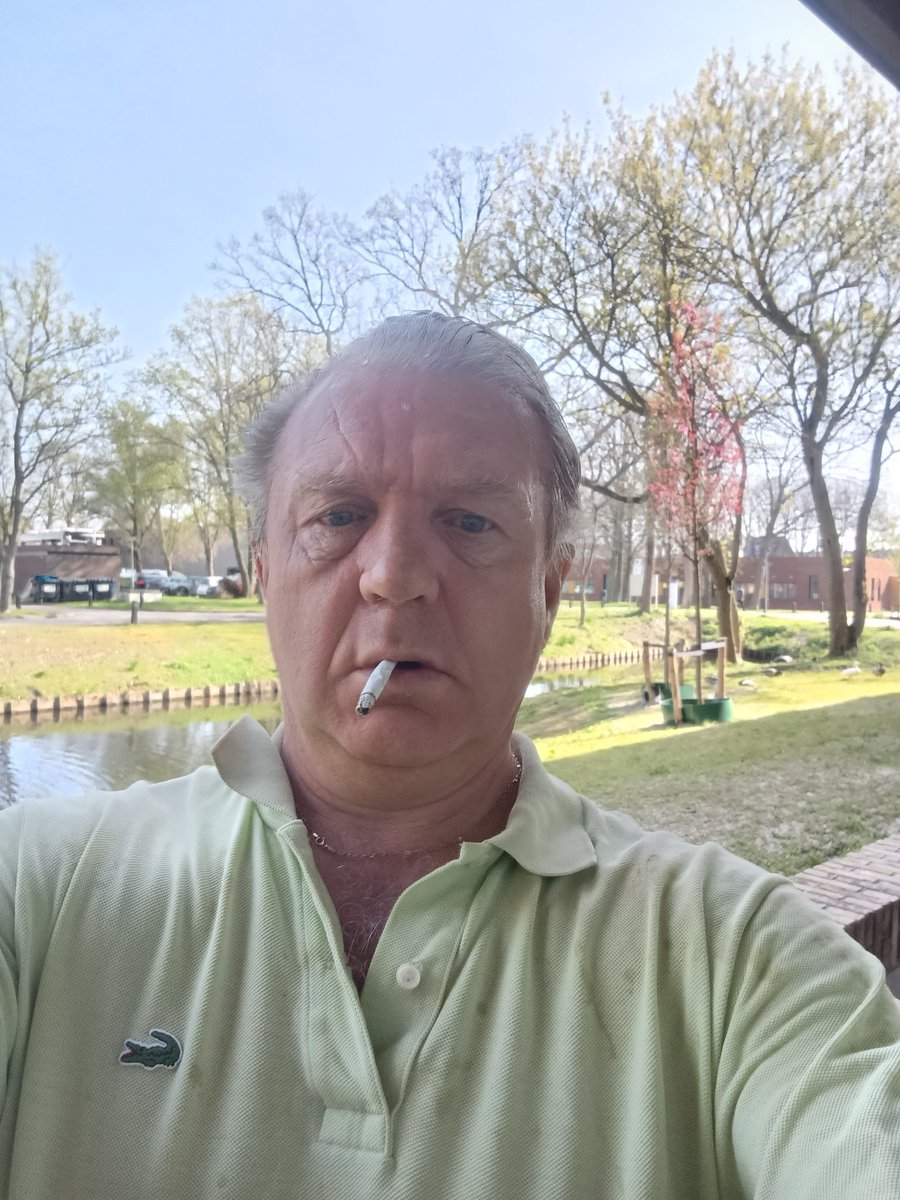 Hallo okay!!!den haag!!!alles goed!!!ik moet weer aan een betaalde baan komen!!!vrienden bellen!!!daaaaaag!!!