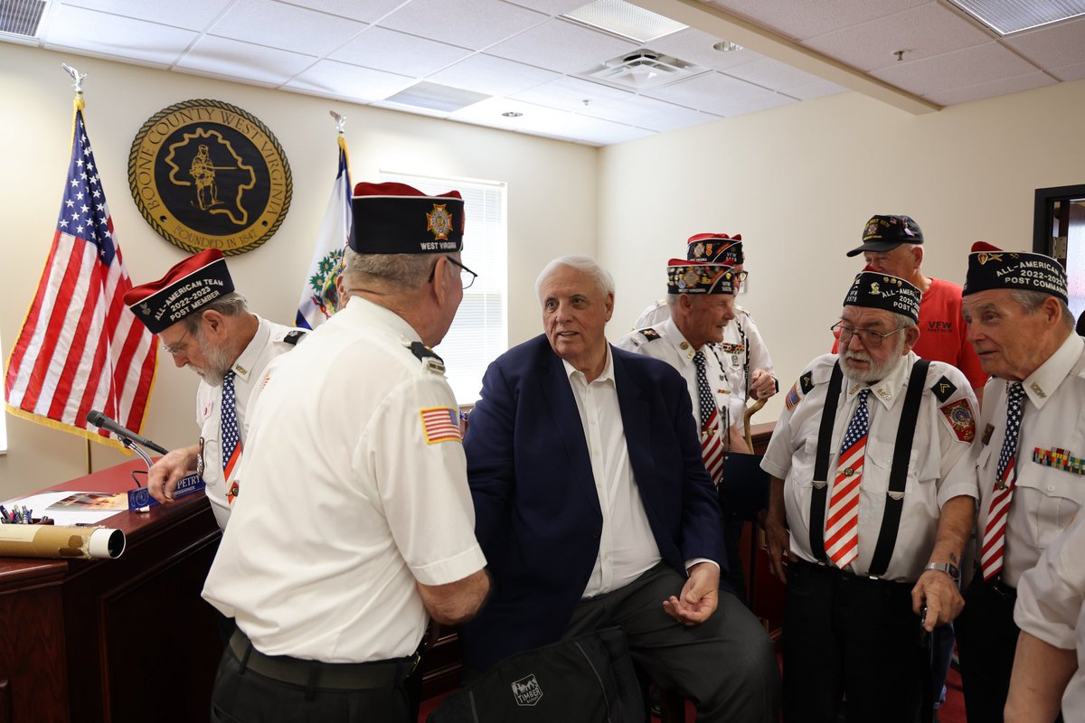 JimJustice_WV's tweet photo. Our veterans are the greatest among us. 

Today, I had the honor of presenting replacement service medals to Specialist Lester Ferrell and the sisters of late Corporal Larry Kennedy. 

Returning their earned medals is a small token of my gratitude for their bravery and sacrifice. https://t.co/XMTvjp6pJC