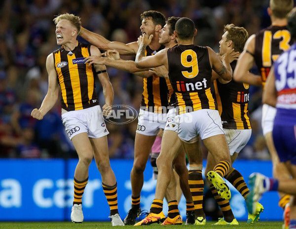 WBulldogs2006's tweet image. ROUND 3, 2016 (10 APRIL): HAWKS HEARTBREAK. 🗓️ 🏆

🐶 @westernbulldogs 13.12 (90)
🦅 @HawthornFC 14.9 (93)

We go toe to toe with the 3-time reigning Premiers, only to go down from @J_Sicily's last-minute goal, after @BobMurphy02's knee injury. 😢

#AFLDogsHawks #Admin