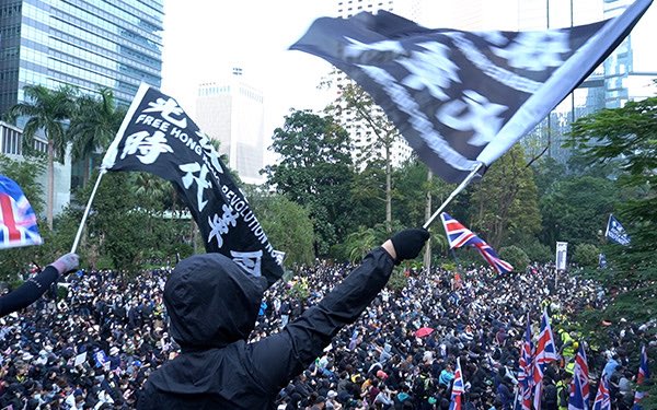 🎞️特別上映
『香港時代革命』
監督：佐藤充則、平野愛
🗓️4月19日(日)15:15
去年4月に急逝した佐藤充則監督を偲び、2023年長編グランプリ作品を特別に上映します。2019年香港、大規模抗議デモで市民の分断が進む中激動の時代に生きる人々の姿を映す。
tdff-neoneo.com/osaka/lineup/l…