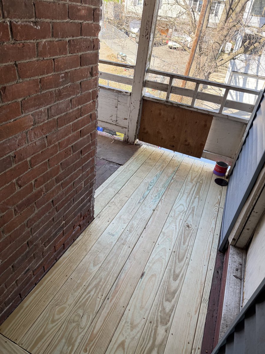 UltimateTrad8r's tweet image. More pics of job done 
If you watch the video the landing was so ugly!

#renovations