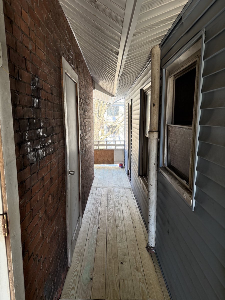 UltimateTrad8r's tweet image. More pics of job done 
If you watch the video the landing was so ugly!

#renovations