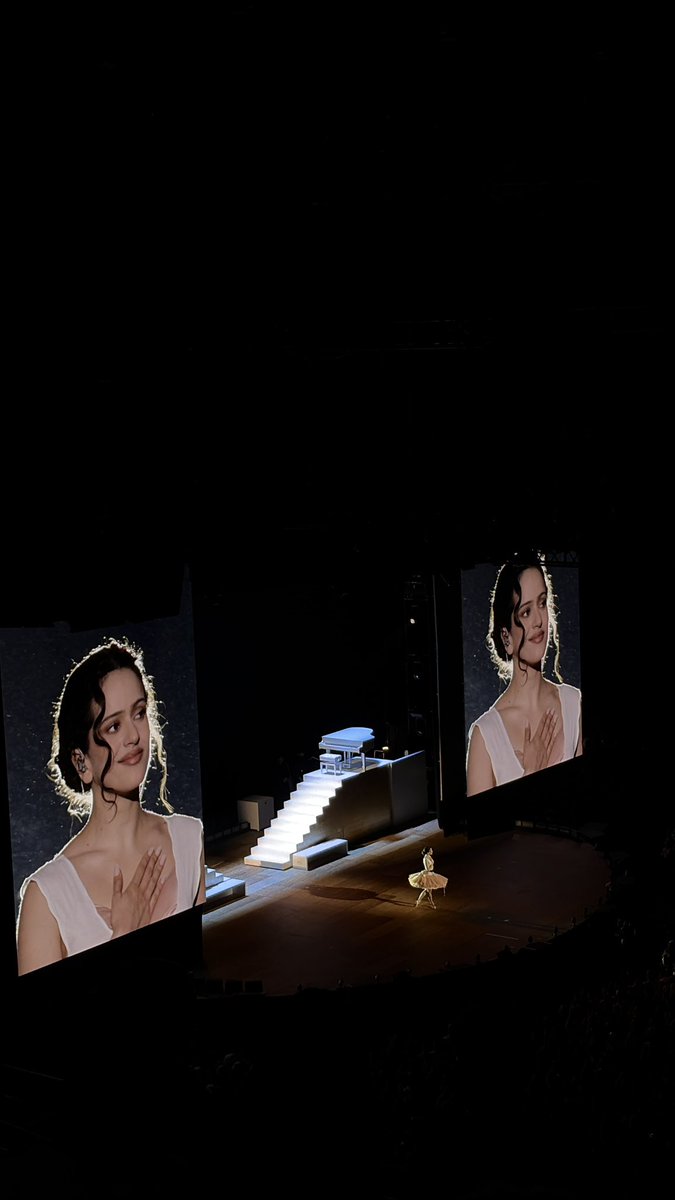 Das coisas mais bonitas que vi hoje não foi só o concerto do início ao fim. Foi ver  pessoas com idades para ser minha mãe, pai ou avós a cantar, dançar e a chorar por estarem ali, a ver a Rosalía. Isto diz muito daquilo que ela é enquanto artista.