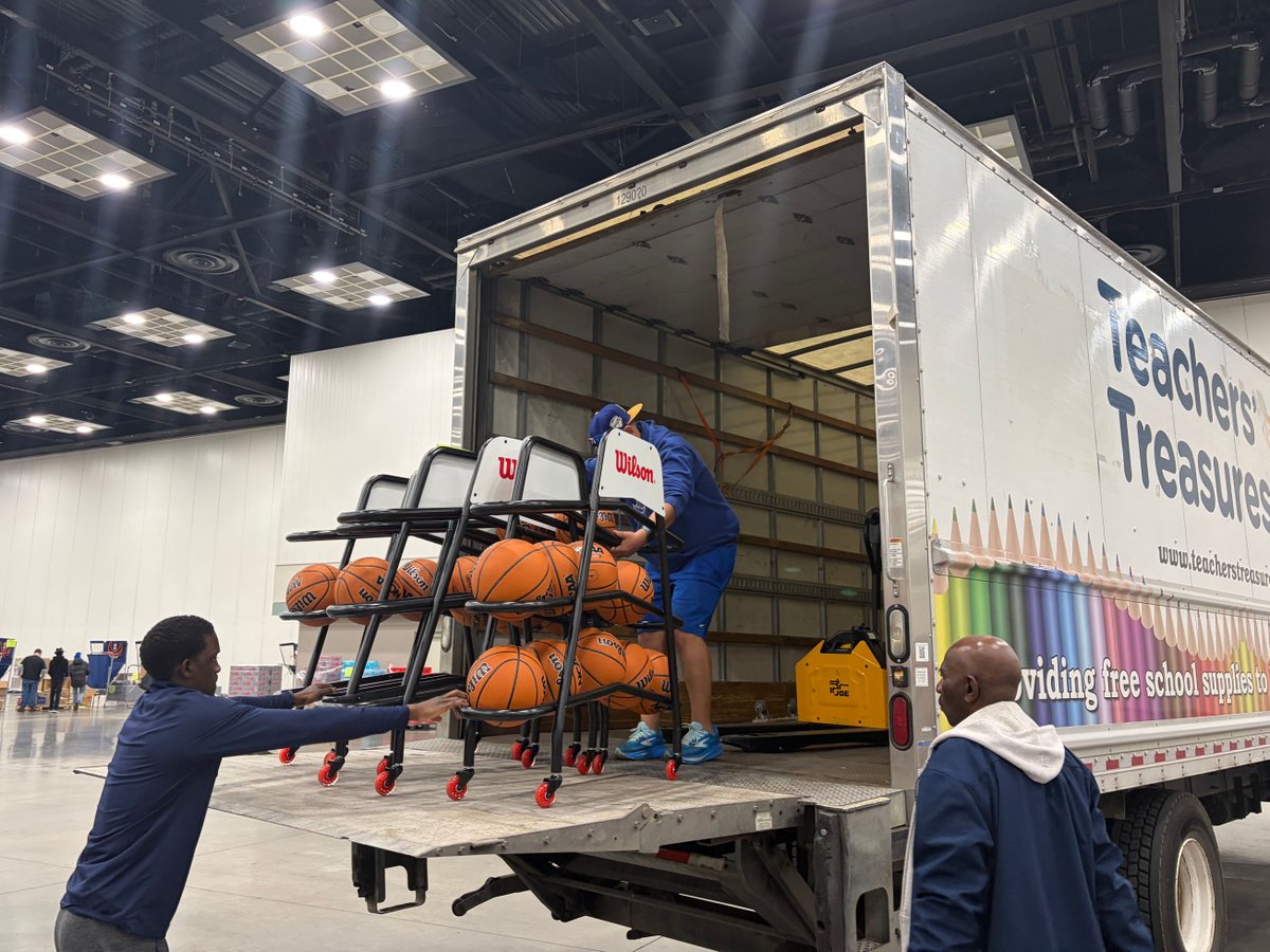 IndSportsCorp's tweet photo. Making a difference beyond the game! Local nonprofits collected #MFinalFour donations, helping us reduce waste and give back to the Indianapolis community. 🫶 https://t.co/C94RUfJWW8