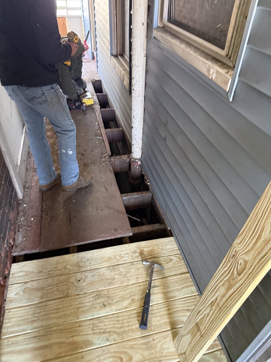 UltimateTrad8r's tweet image. Pow! About 160 feet of landing 
New rafters, support, quality wood

#renovations