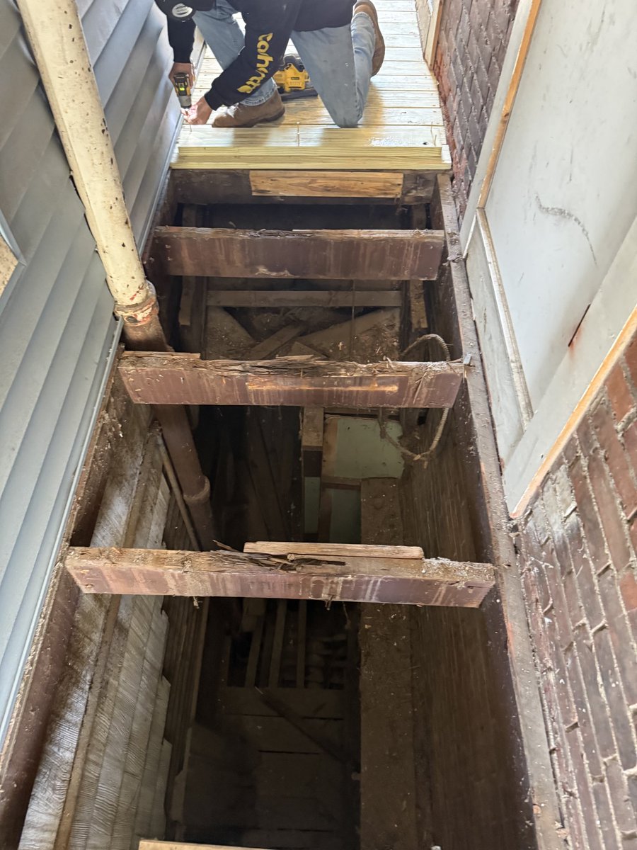 UltimateTrad8r's tweet image. Pow! About 160 feet of landing 
New rafters, support, quality wood

#renovations