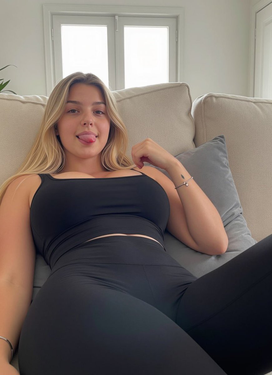 laceys_widdle's tweet image. Nude version in the comments ⬇️