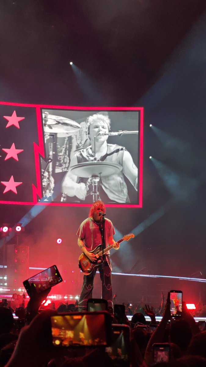 Laura_twl's tweet photo. Sharing some pics from the Paris show !! @5SOS #5SOS https://t.co/eSJZi3qOw5