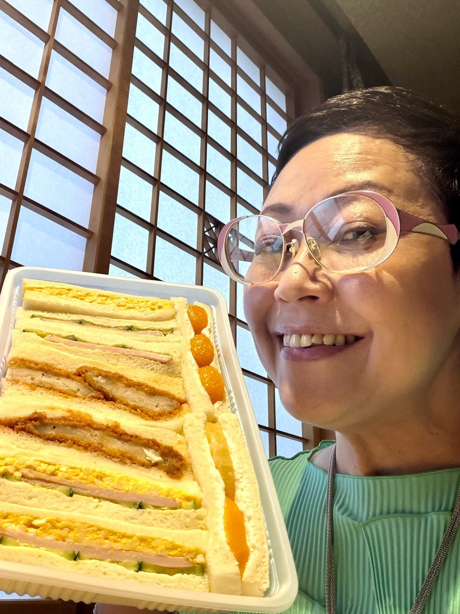 dashi_tsukkomi's tweet image. 大分は歴史のある街なので、洋食の老舗が多いようです。その一つ五￼車堂さんでサンドイッチの持ち帰りを。ミックスには卵、野菜、カツ、フルーツまで。25ミリほどの正方形の断面はお口にもちょうど良い大きさで、サンドイッチの原点を見るようです✨✨　#oita #sandwich #ミックス #foodculture