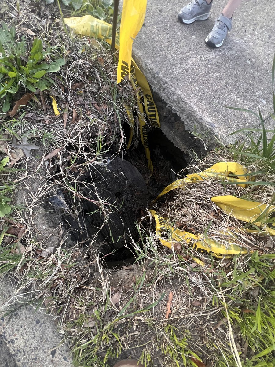 DrainALX's tweet photo. Hey @AlexandriaVAGov @AlexandriaVAGov @AlexandriaVA311 There’s a hole on Hume Ave that is deeper than my three year old is tall and looks like it is continuing well under the sidewalk.  Directly beside Stracci Pizza, beside a power poll. https://t.co/D9vi28u76D