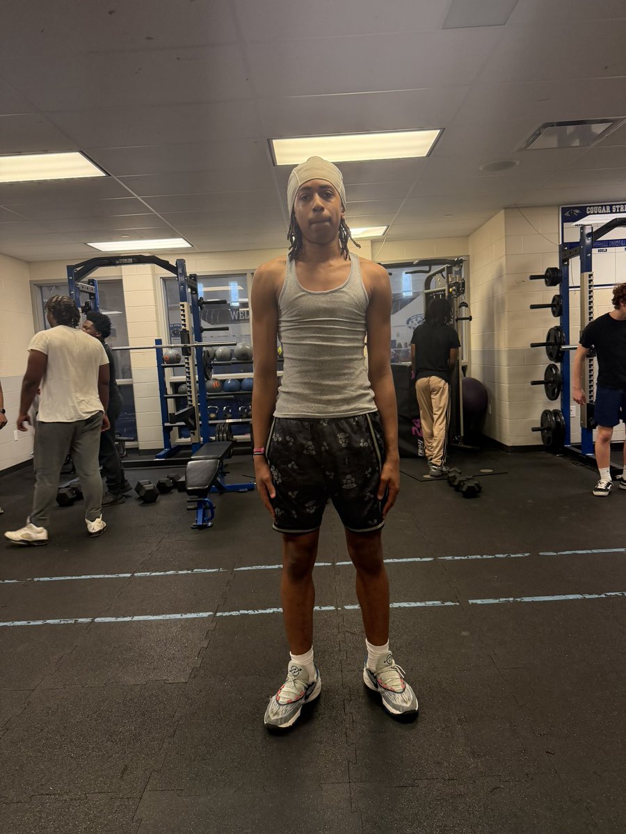 Sosa_migo59's tweet photo. College coaches this is Jason Baker. 6’2 Z wide out, and outside linebacker come see him workout May 6 @westren Hills HS. Jason first year playing football with a 3.7 GPS 6’2 195! @clarkcougar2026 is up next don’t be late to the party kids has a lot of upside class of 2028 https://t.co/YyJ41ilmkk