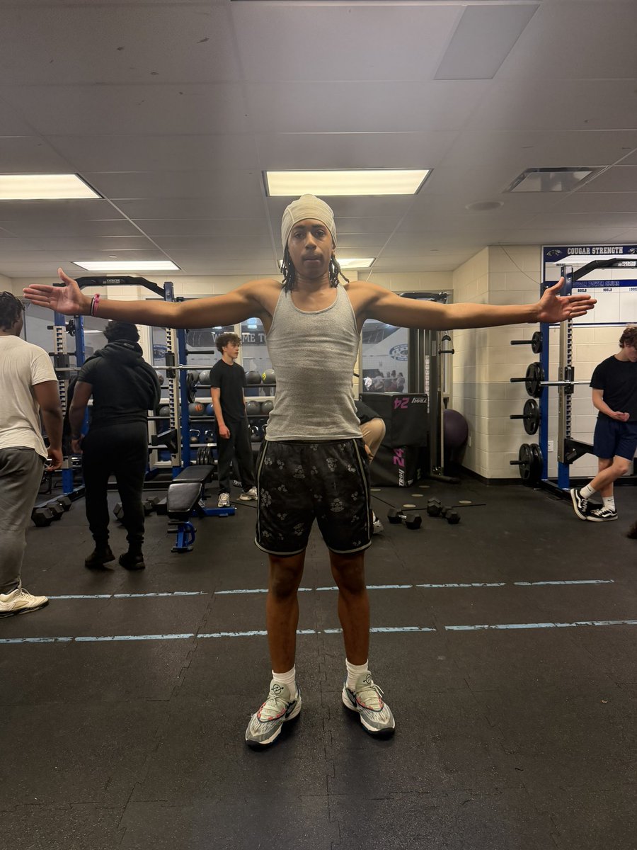 Sosa_migo59's tweet photo. College coaches this is Jason Baker. 6’2 Z wide out, and outside linebacker come see him workout May 6 @westren Hills HS. Jason first year playing football with a 3.7 GPS 6’2 195! @clarkcougar2026 is up next don’t be late to the party kids has a lot of upside class of 2028 https://t.co/YyJ41ilmkk