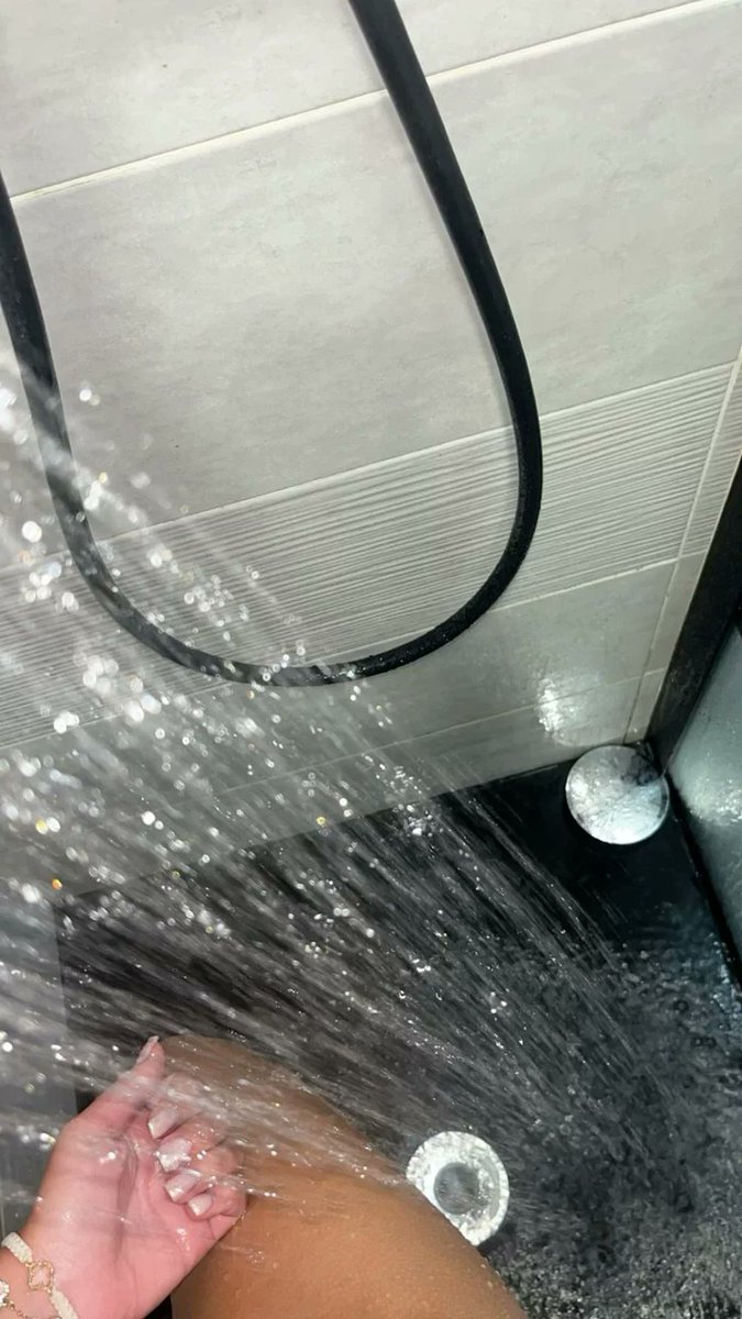 AlexaBrayer_'s tweet photo. shower pt3 https://t.co/e0PDGgq0sh