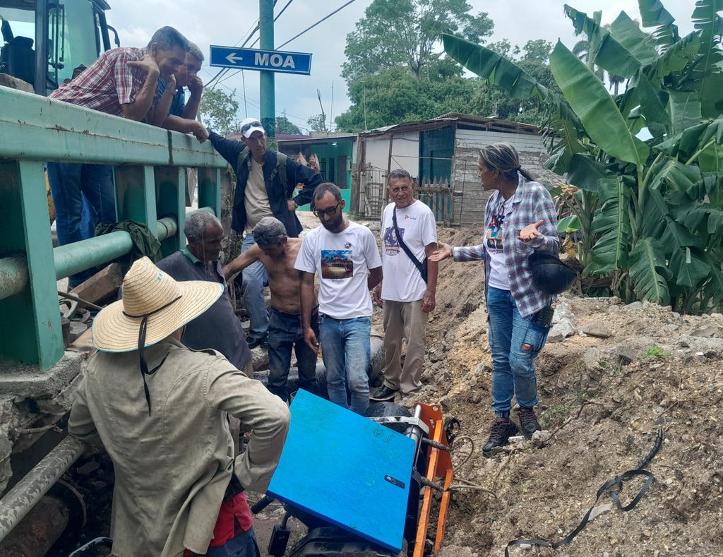 Esfuerzo conjunto para el bienestar común. Así lo vimos hoy en las tareas de corrección de avería de la conductora de Guatemala, donde convergieron obreros de acueducto, DIP Trasvases y agroindustrial #Mayarí. #CubaEsAmor #HolguínSí <a href="/QueipoRuiz/">Joel Queipo Ruíz</a> <a href="/emimundo/">Emimundo</a> <a href="/milagrosyanet83/">@milagrosyanet83</a>