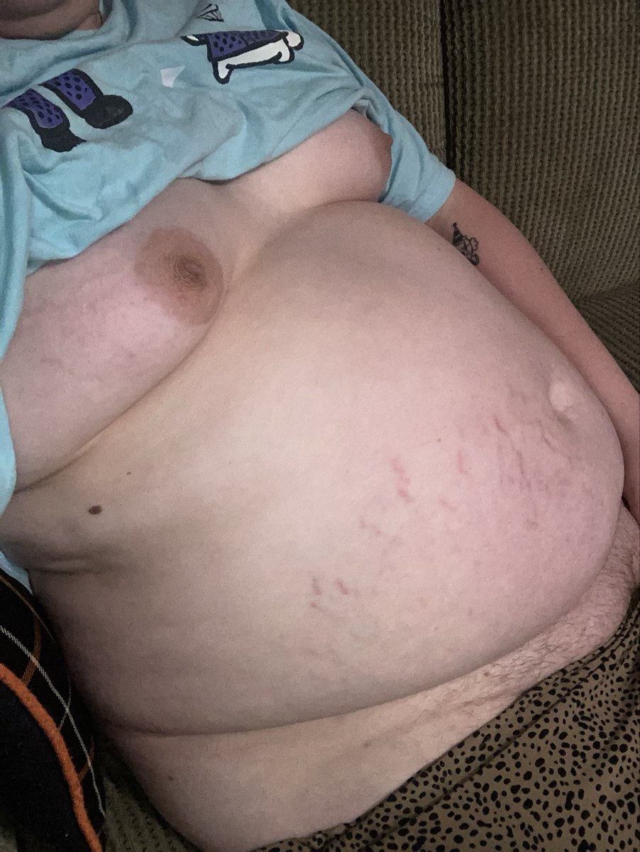 snorlaxmtf's tweet photo. I’m sitting at a fat 275lbs rn. My goal is 300 by the summer. Think she can do it y’all? 🥵👅🤤 Unnff love being such a fatty https://t.co/3MgsBkLZFI
