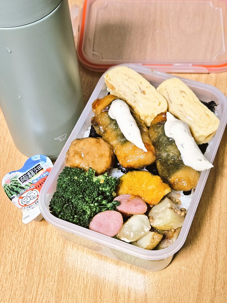 本日のお弁当！
メインは、昨日花見のお供にうっかり買いすぎたミニストップの梅シソささみ揚げ？を甘酢タレでアレンジしたやつ(タルタル沿え)！
他、玉子焼き、肉団子、ブロッコリー、ウインナー、新じゃがのマスタード和え
#お弁当記録
#お弁当

今日、雨の上に強風かあ。週末は桜散ってるかな…。