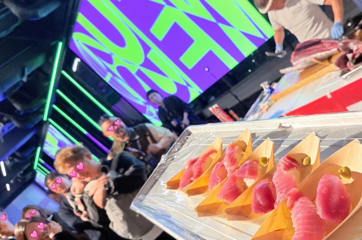 音楽とマグロがリンクする、至高のライブエンタメ！
渋谷PARCOでの音楽関係者レセプションにて、捌き手は鮪匠の「ツナキン」、補助「わか姐」
目玉は、巨大スクリーンのVJと連動したマグロ解体ショー。