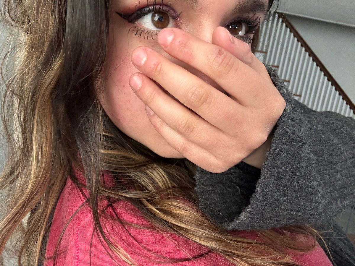 pinkbmi_'s tweet photo. hands when i study https://t.co/r5zTBMtKBm