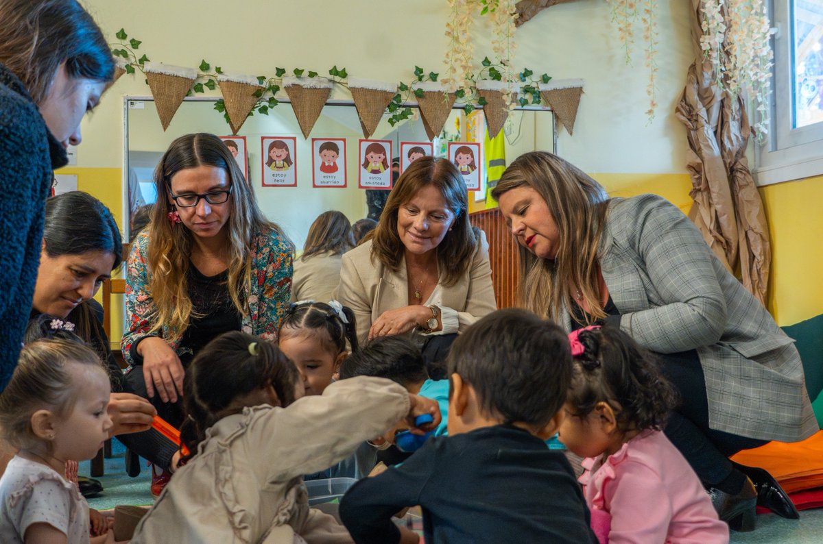 SubEducParv's tweet photo. Participamos en el inicio del Año Parvulario 2026 en el JI El Ranchito de Macul, junto a autoridades y comunidades 💛
Julia Sandes entregó un saludo en representación de la subsecretaria María Cristina Tupper, destacando el compromiso con la calidad y el trabajo con las familias. https://t.co/izpUkMXz6S