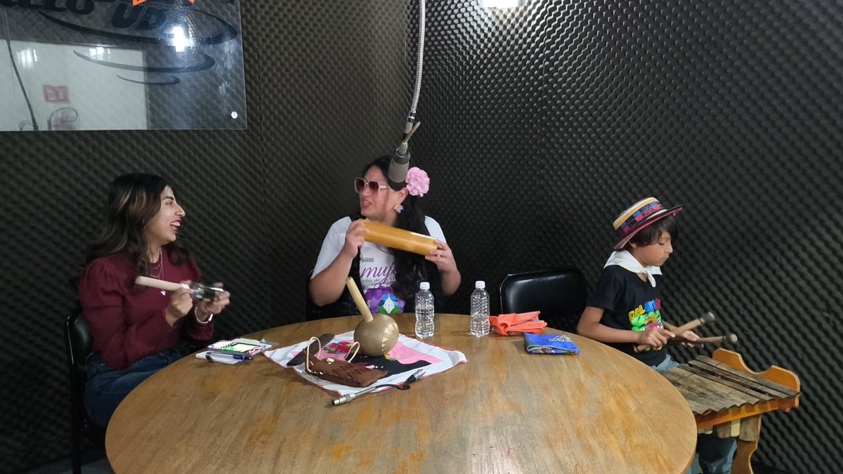 UBJG_radio's tweet photo. ¡El ritmo en cabina!

Miren nada más a @silvana_quitl con @son_folkloreros_oficial 🔥🔥🔥🔥

Que postal en #RadioUBJ y estamos con la entrevista.
#TuConexionUniversitaria https://t.co/TV0qWkv0UG