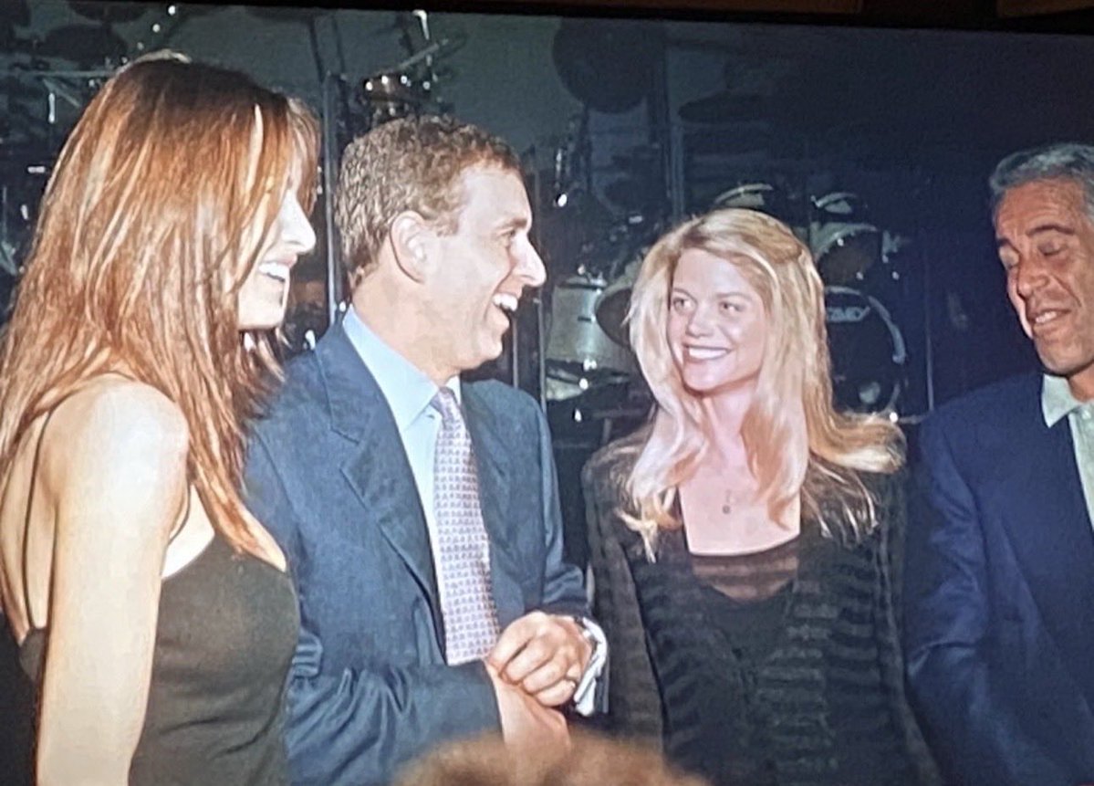 Lara reads banned books in Florida📚🇺🇸 tweet media