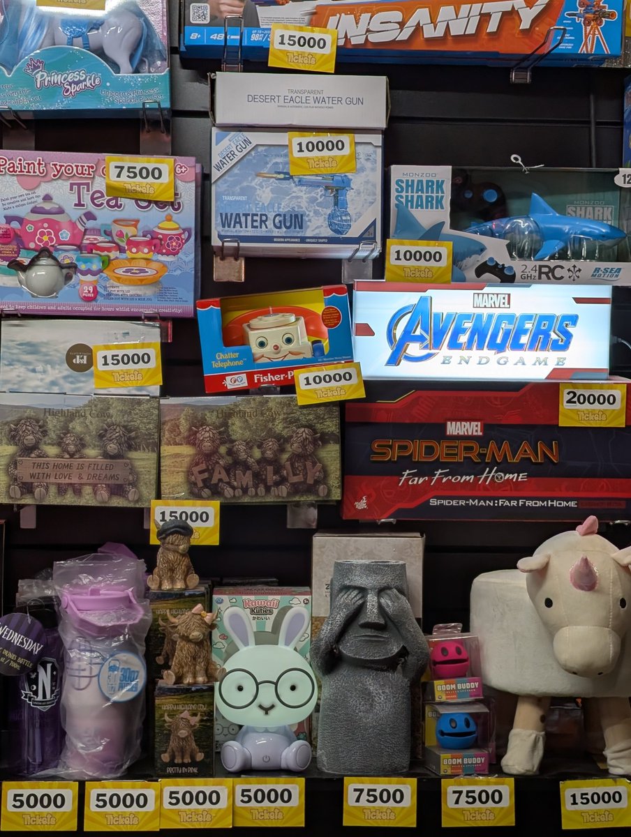 Smudgerling's tweet photo. @danny_robins spotted this little fella in the wild at @Parkdeanresorts #treccobay arcade, although, at that ticket price I'd sooner take my chances with the Easter Island head! https://t.co/X9GkJHuYdh