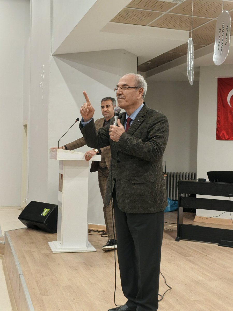 idil_ilcemem's tweet photo. İdil’de Eğitimci Yazar Dr. Halit Ertuğrul ile Seminer Düzenlendi

​İdil İlçe Milli Eğitim Müdürü Mehmet Şirin ARSLAN, okul müdürleri ve aday öğretmenlerin katılımıyla anlamlı bir eğitim buluşmasına imza atıldı. Eğitimci yazar Dr. Halit ERTUĞRUL tarafından verilen seminer, İdil Cumhuriyet Anadolu Lisesi konferans salonunda gerçekleştirildi.

​Eğitimde Motivasyon ve Tecrübe Paylaşımı

​Aday öğretmenlerin mesleki gelişimlerine katkı sunmak ve okul müdürleriyle eş güdümü artırmak amacıyla düzenlenen seminerde, Dr. Halit Ertuğrul birikimlerini katılımcılarla paylaştı. Yoğun ilgi gören programda eğitimin güncel meseleleri ve öğretmenlik mesleğinin manevi boyutu ele alındı.

​İmza Etkinliği ile Sona Erdi

​Konferansın ardından Dr. Halit Ertuğrul, öğretmenlerin ve diğer katılımcıların kitaplarını imzalayarak onlarla hatıra fotoğrafı çektirdi. Etkinlik, eğitim camiası için motivasyon dolu bir atmosferde tamamlandı.

@sirnakvaliligi 
@birolekici73 
@hkncrt1
@sirnakmem73
@idilKymkmlk
@meh_sirarslan