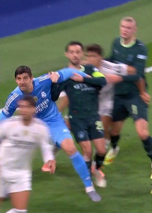 JokerLaporta's tweet photo. El Real Madrid se quedó fuera del top 8 por 3 goles ilegales del Benfica, y falta de Bernardo Silva a Courtois y mano no pitada. Gracias a eso y los 4 robos se metió el Barça, pero tienen los cohones de poner una "queja formal" a UEFA por perder vs Atleti.
https://t.co/wsExdzjpdY