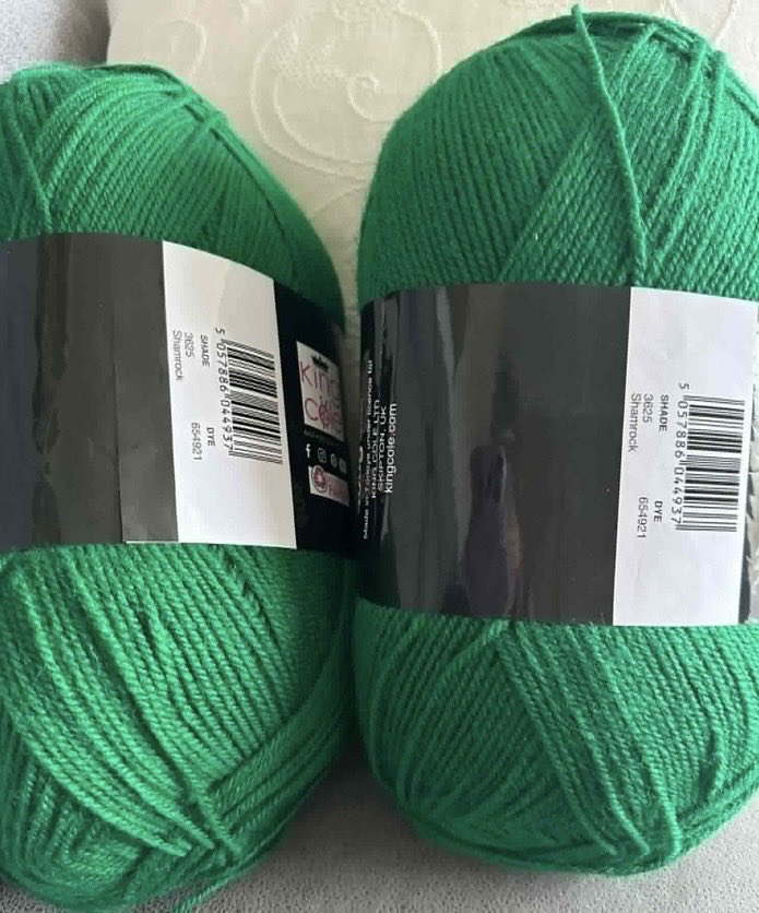 ScotKnitter's tweet image. folksy.com/items/8633829
Yarn arrived this afternoon to knit this custom order cable pattern sweater - customers choice of green. There are other colours available on the colour chart or you can also choose your own colour #MHHSBD #firsttmaster #CraftBizParty