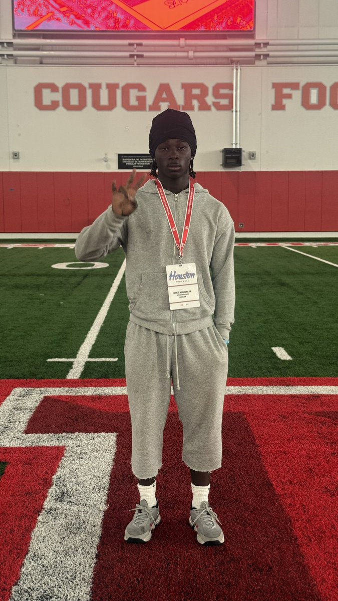 25locksmith's tweet photo. Beyond blessed to receive this opportunity to visit the facility with @UHCougarFB Go Cougs 🐆🔴⚪️#co28 #atascocitahs #gocougs #houston #db #upcoming #prospect @_PJHall @247Sports @PrepRedzone @Coach_Coats @CoachCDoggett @Coach_Howard10 https://t.co/YISMQjpb11