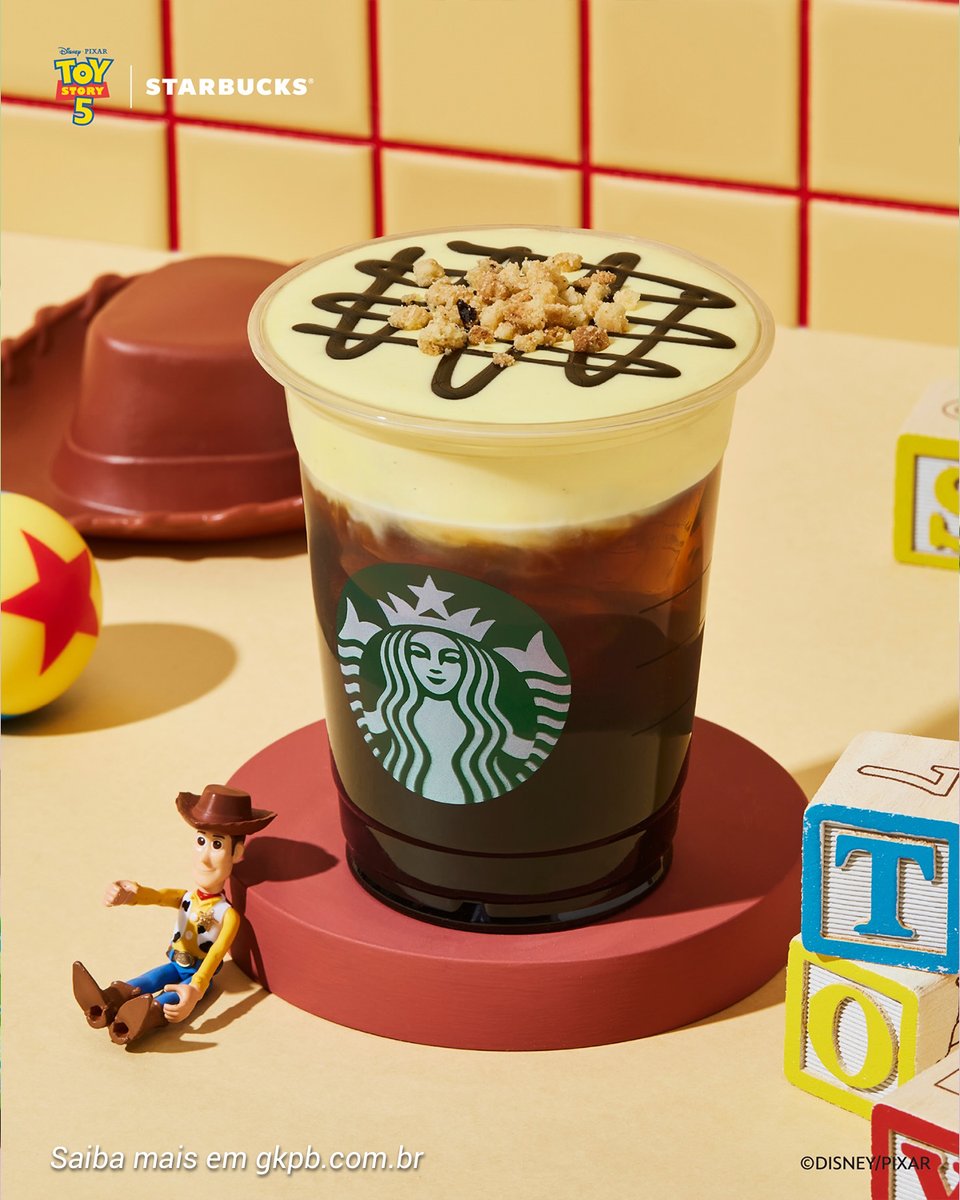 Toy Story 5 chega somente no dia 19 de junho nos cinemas, mas para os fãs da Coréia do Sul, o Starbucks prepara um lançamento inspirado no filme. 

Para o cardápio especial de Toy Story 5, a rede preparou 3 bebidas, sendo uma do Woody, uma do Buzz, uma da Jessie. Da parte